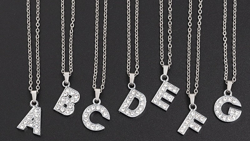 Collar de acero inoxidable con colgante de letra y circonita