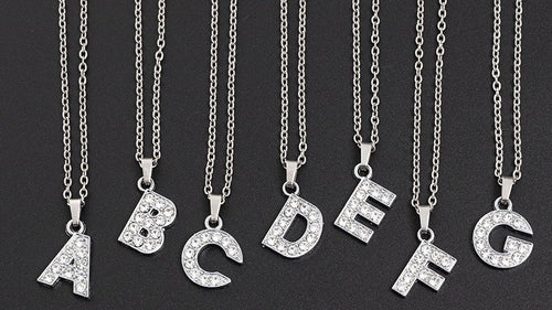 Collar de acero inoxidable con colgante de letra y circonita