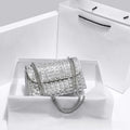 Bolso exquisito con incrustaciones de diamantes