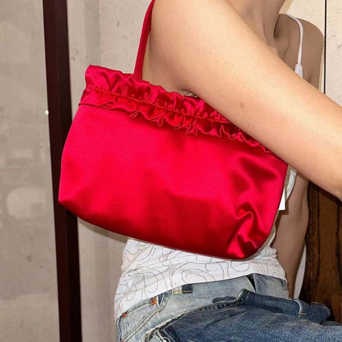 Bolso bandolera rojo de satén artesanal con encaje floral vintage