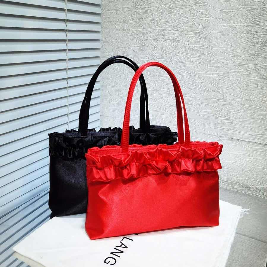 Bolso bandolera rojo de satén artesanal con encaje floral vintage