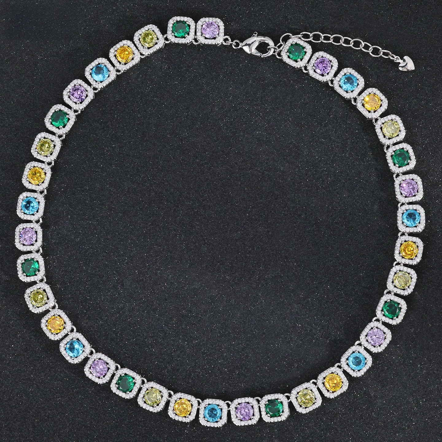 Detalle del cierre y la cadena del collar